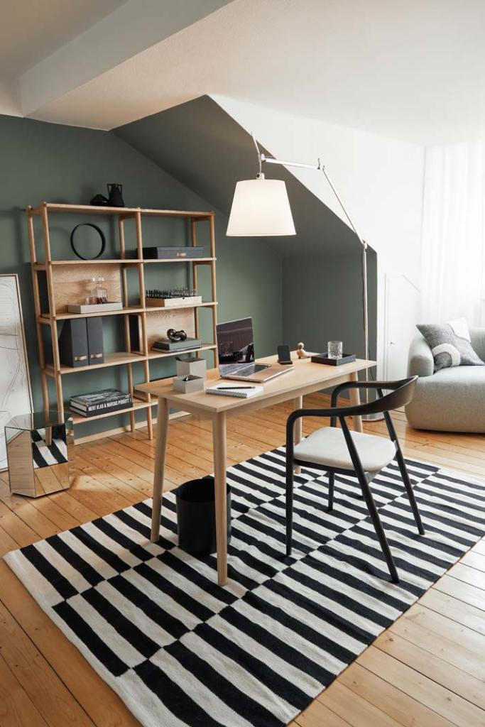 Pojemny regał Holton z drewna dębowego oferuje sporo miejsca na dokumenty i akcesoria biurowe, które najlepiej trzymać w pudełkach, koszach i organizerach.