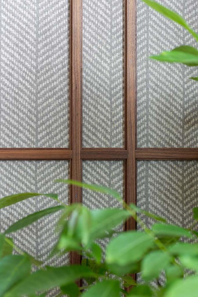 sypialnia_ściana_detal_tapeta plus listwa