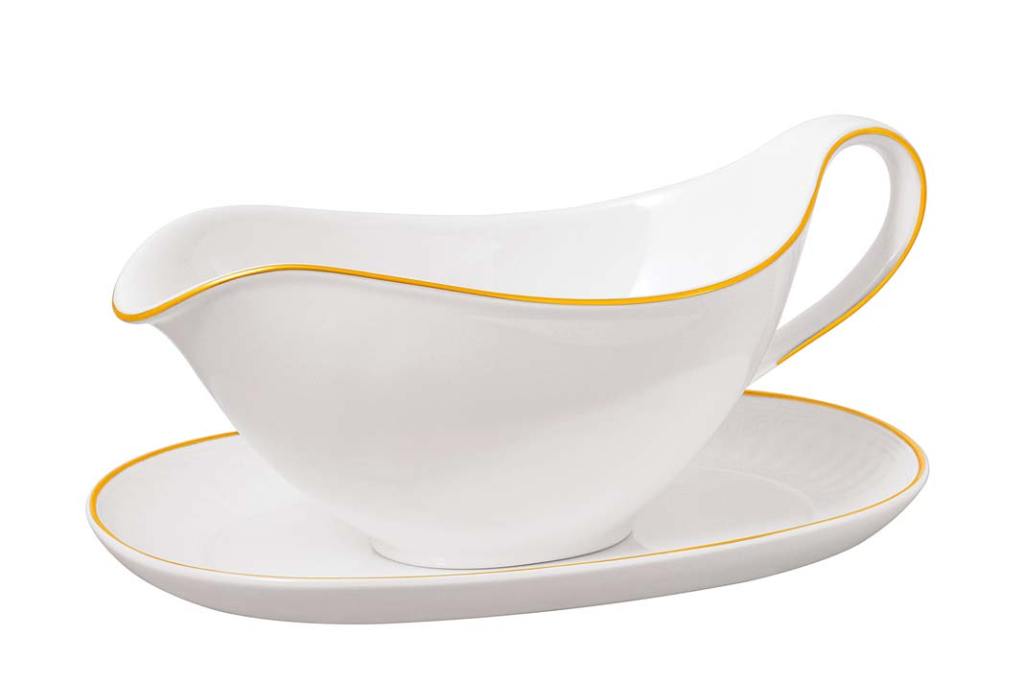 Brzegi lśniącej bielą porcelany kostnej powleczono 20‑karatowym złotem. Szerokie ranty talerzy ozdobiono delikatnym, tłoczonym wzorem. To prawdziwa uczta dla oczu!