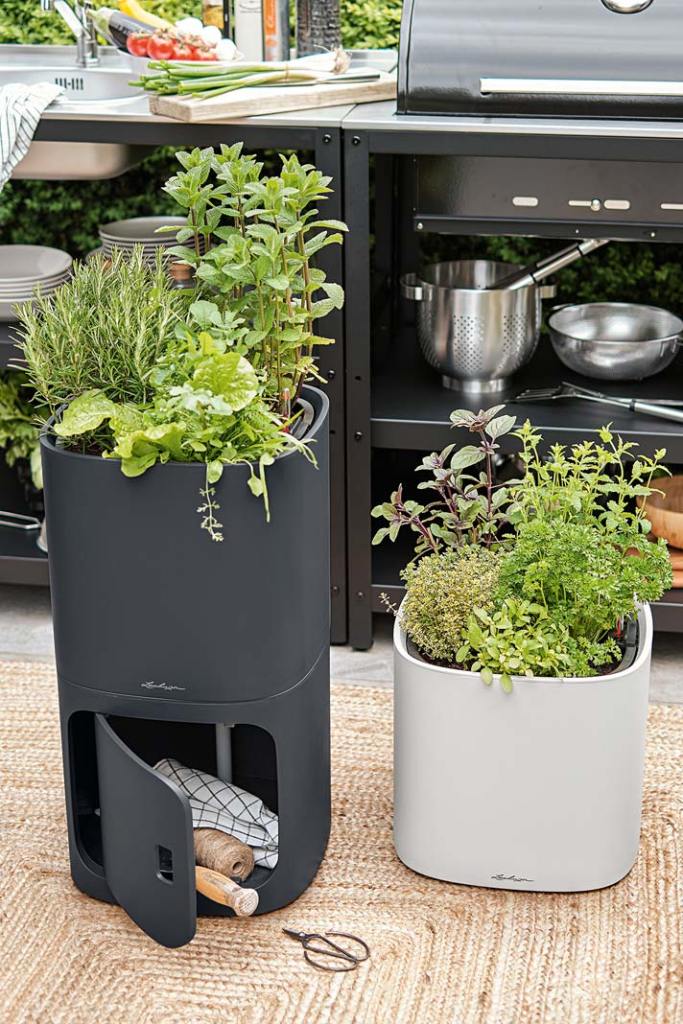 przedmioty przydatne w uprawie roślin można schować w skrytce pod donicą Pila marki Lechuza