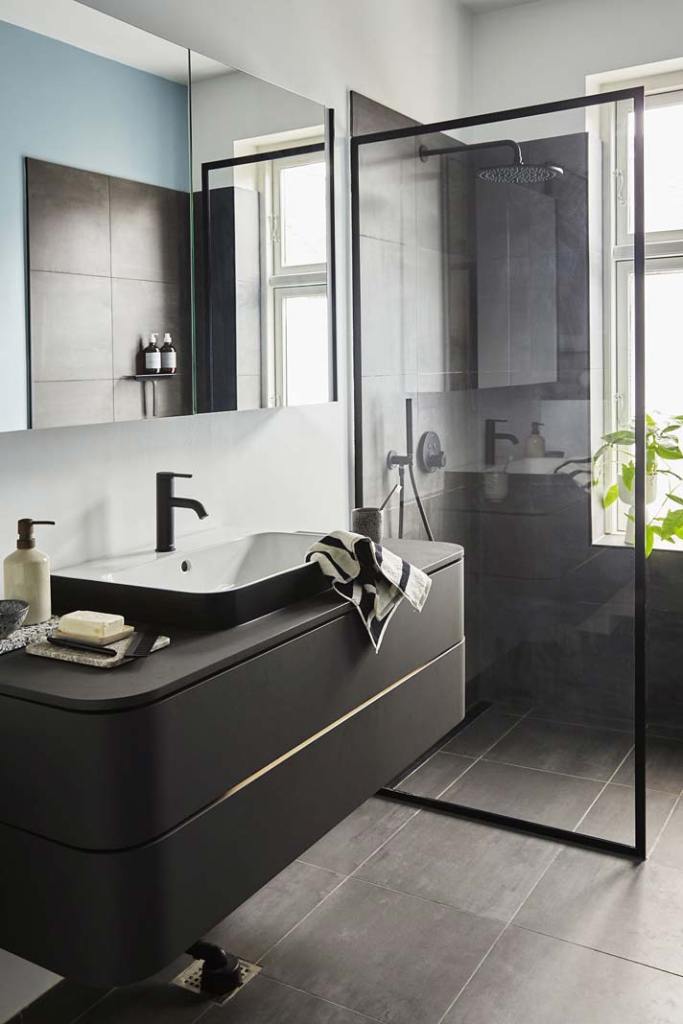 Najbardziej popularnym rozwiązaniem na schowki w łazience są szafki nad umywalkę z lustrem. Za lustrzaną taflą można schować np. szczoteczki do zębów czy przybory do włosów.