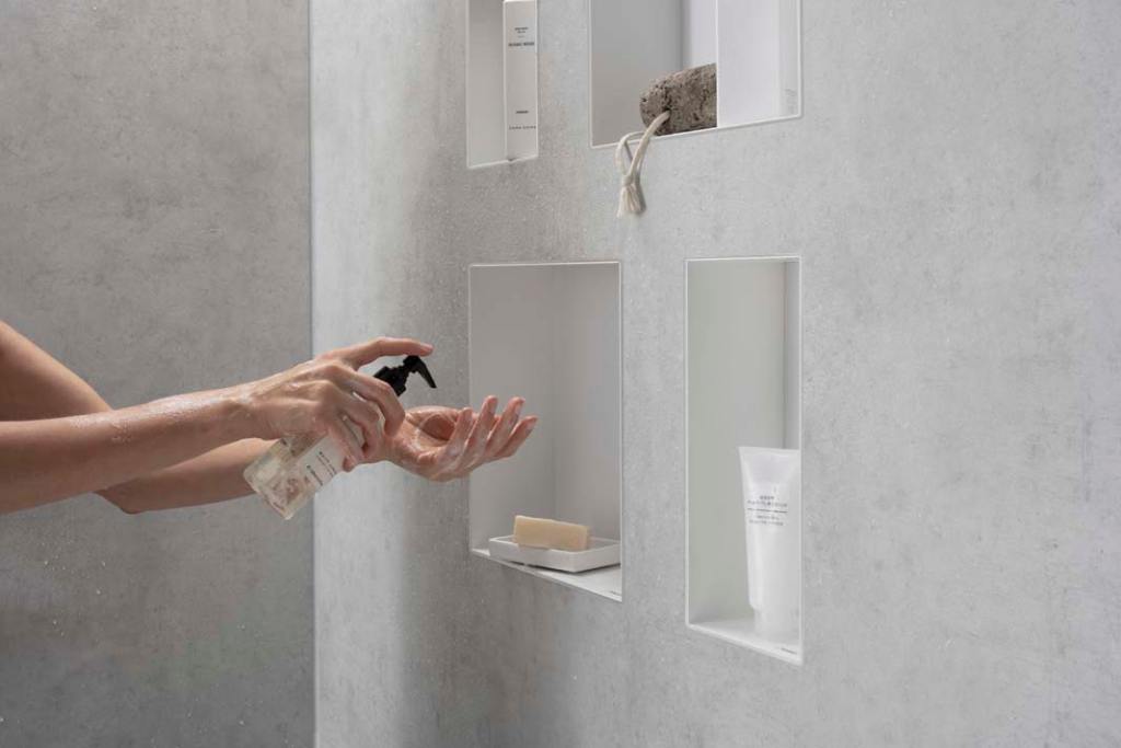 praktyczne schowki w łazience