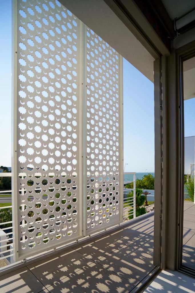 HI-MACS_azurowa scianka na tarasie_ ochrona przed słońcem