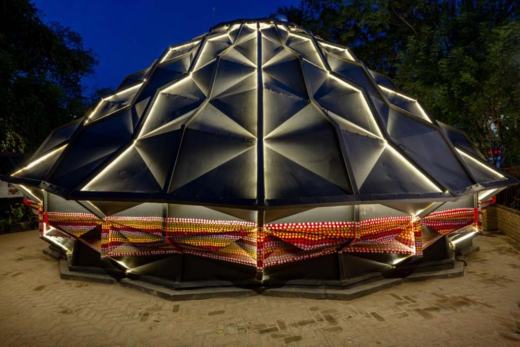 darwin-bucky studio andblack z Indii - podswietlony namiot nocą