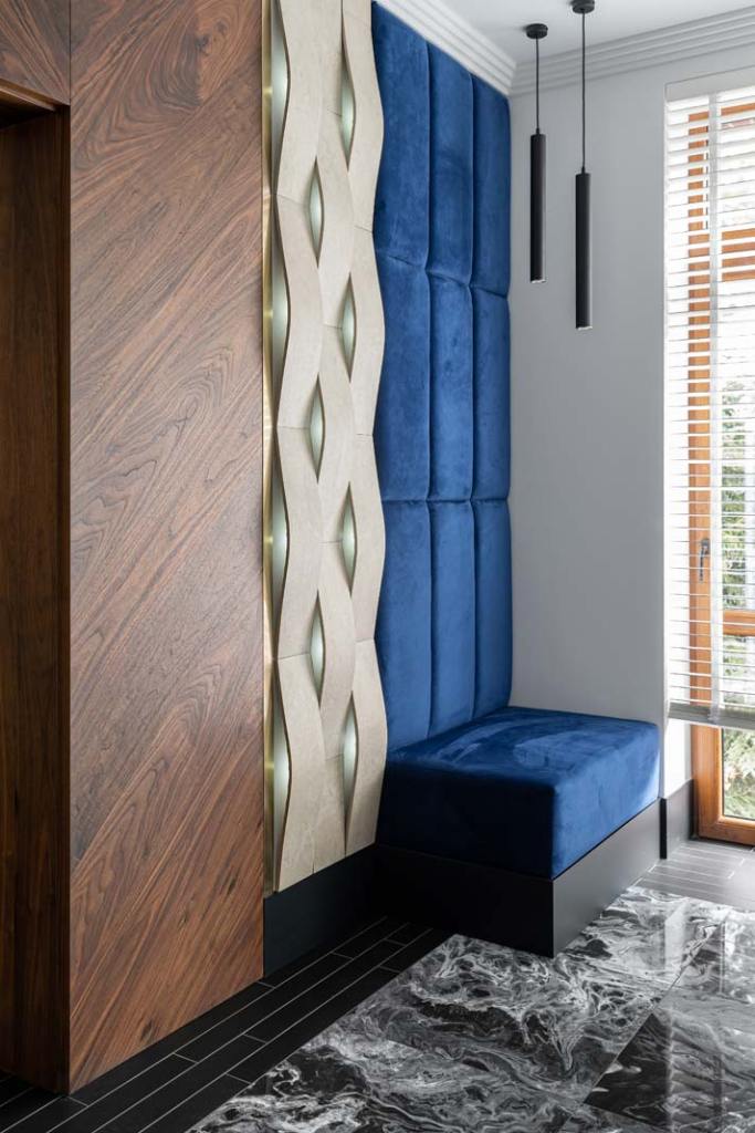 klatka-schodowa_tapicerowana ściana i puf, strukturalna ściana z efektem 3d połączenie wielu materiałów