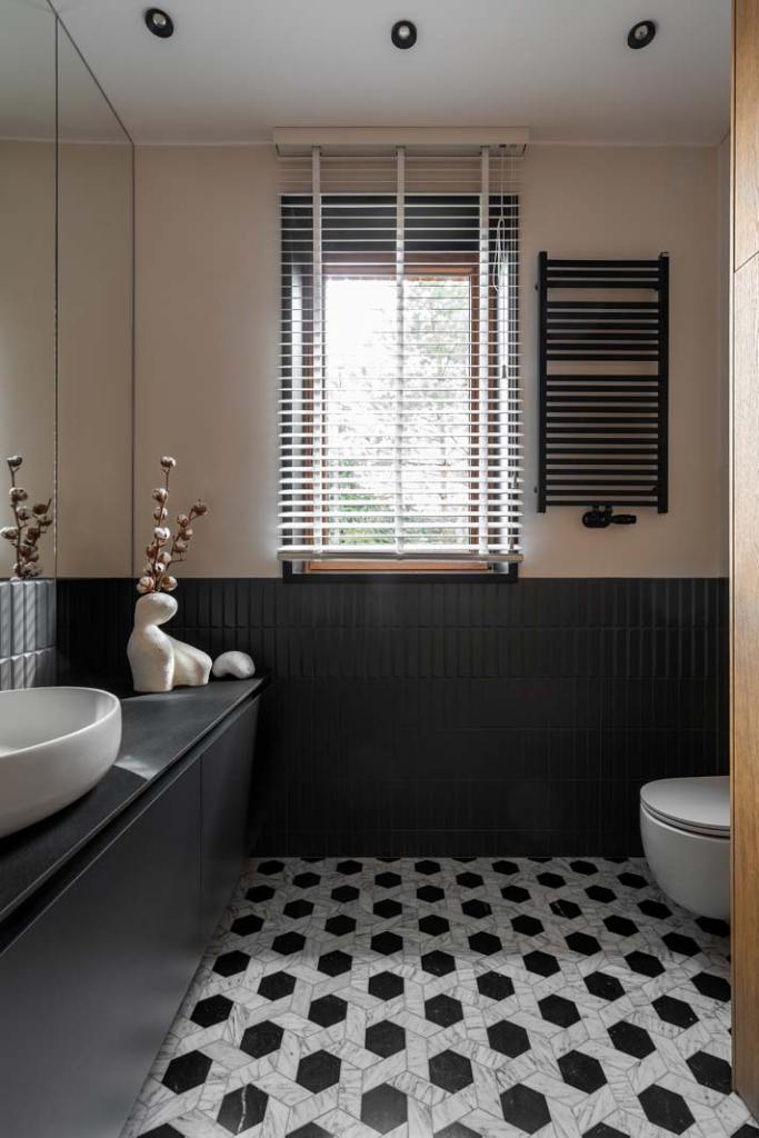 łazienka-gosci _ mozaika na podłodze, ciemna kolorystyka