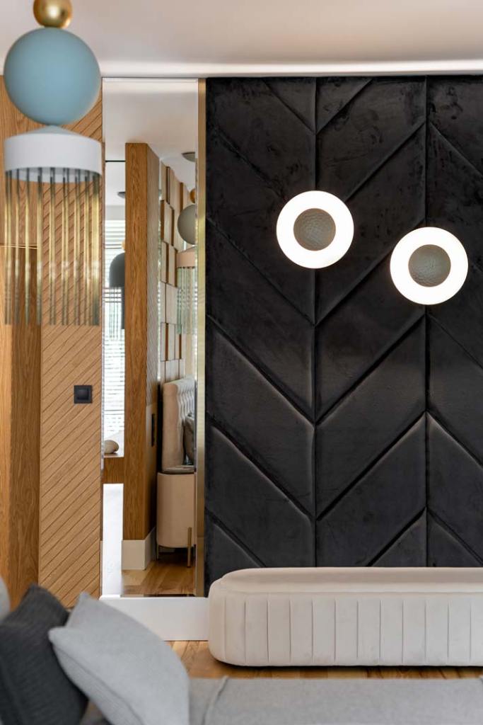 sypialnia_modern glamour tapicerowana ściana na czarno