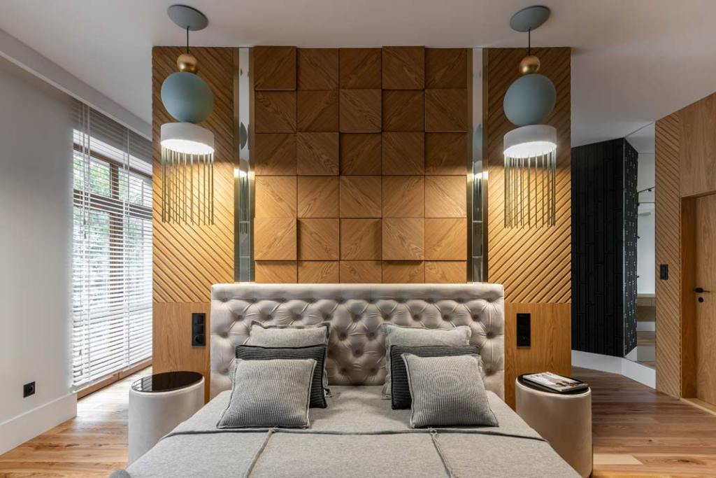 sypialnia_styl modern glamour _drewniana ściana z efektem 3d oryginalne lampy