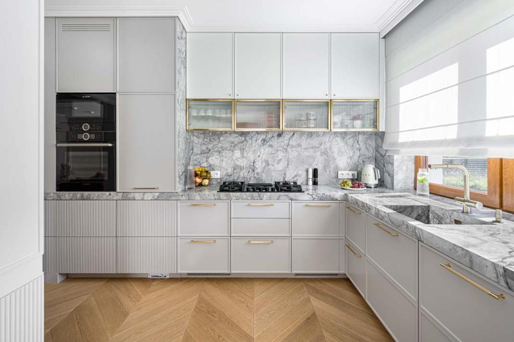 parter-kuchnia szafki wiszą ze szkłem jodła francuska w kuchni ryflowane fronty mebli