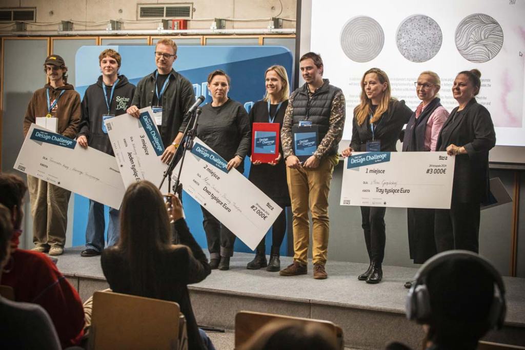 Roca-One-Day-Design-Challenge-2024-konkurs-ogloszenie-wynikow-nagrody_ laureaci na scenie