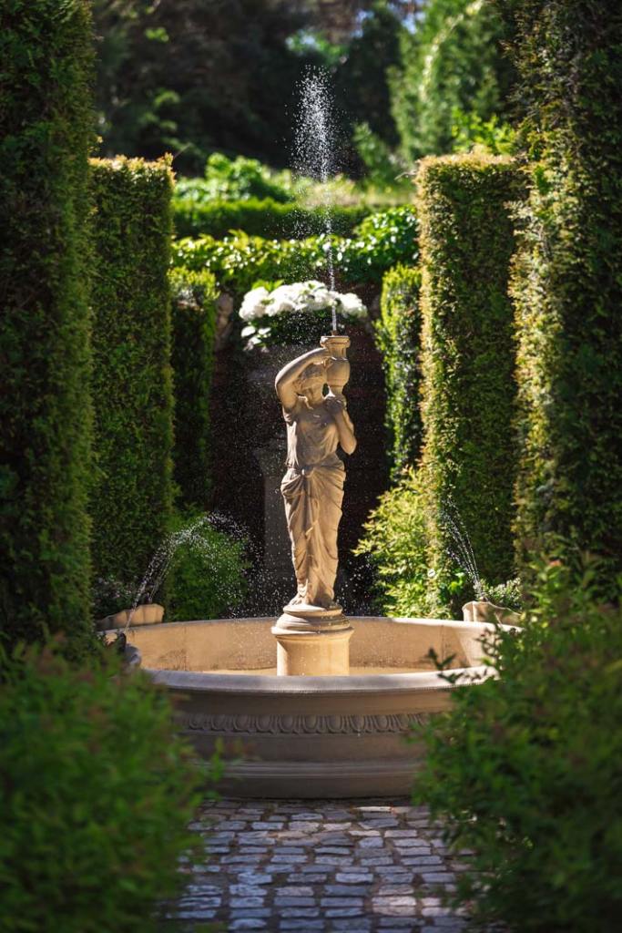 Na zdjęciu: rzeźba fontannowa Dziewczyna z dzbanem z oferty firmy Chronos