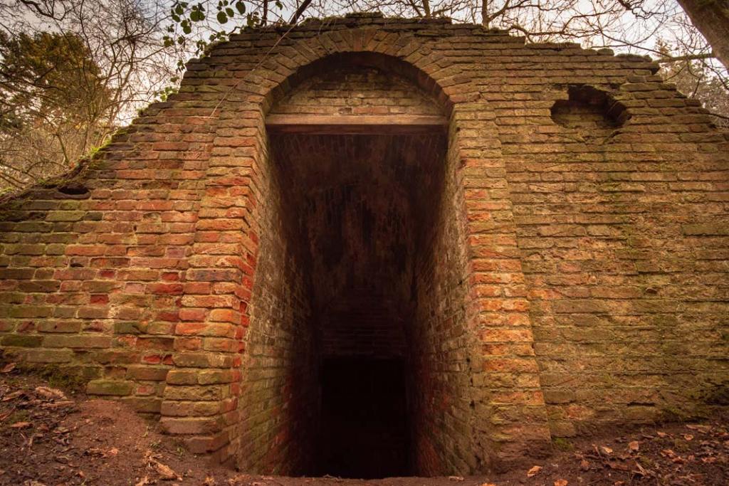 W ogrodowej lodowni, wybudowanej przed wiekami, mieszkają obecnie nietoperze.