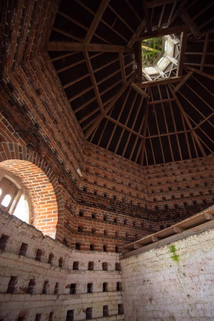 Ogromny gołębnik na 968 gniazd wybudowano w połowie XIX w. Wbudowany jest w mur pomiędzy warzywnikiem a sadem. Mieszkają w nim białe gołębie.