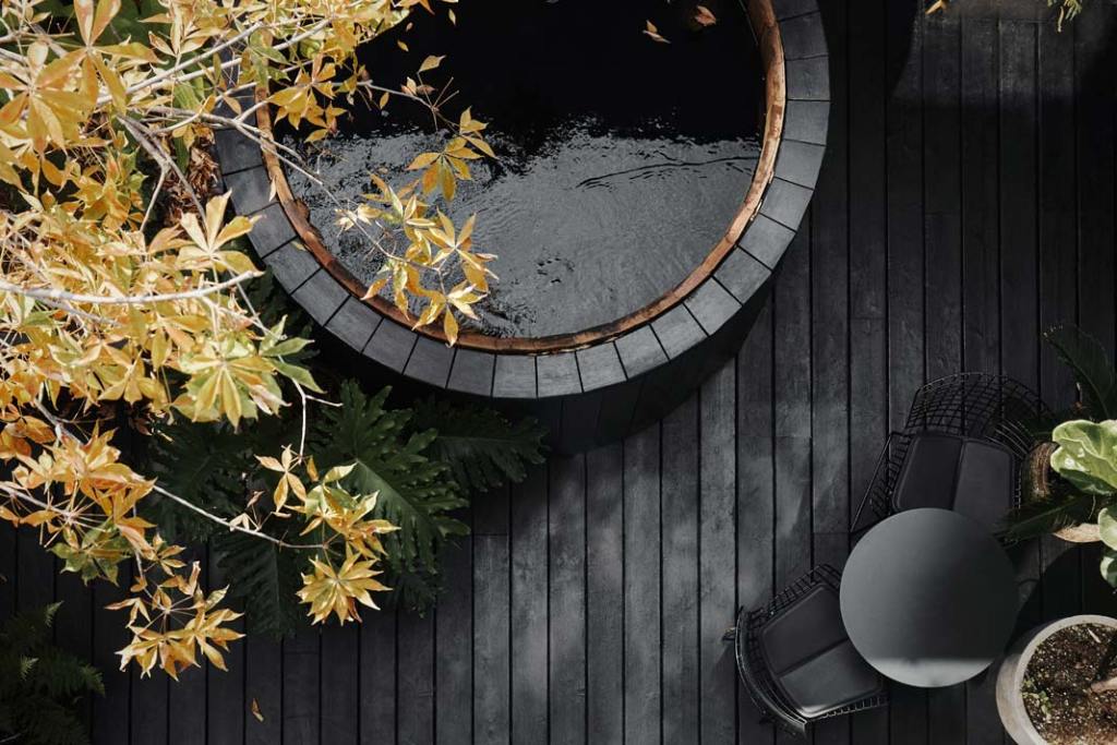 Miłośnikom relaksu w wodzie, polecamy ustawienie w ogrodzie lub na tarasie japońskiej wanny_ japońska wanna_ogrodowe zakątki i patenty na ogród z pomysłem