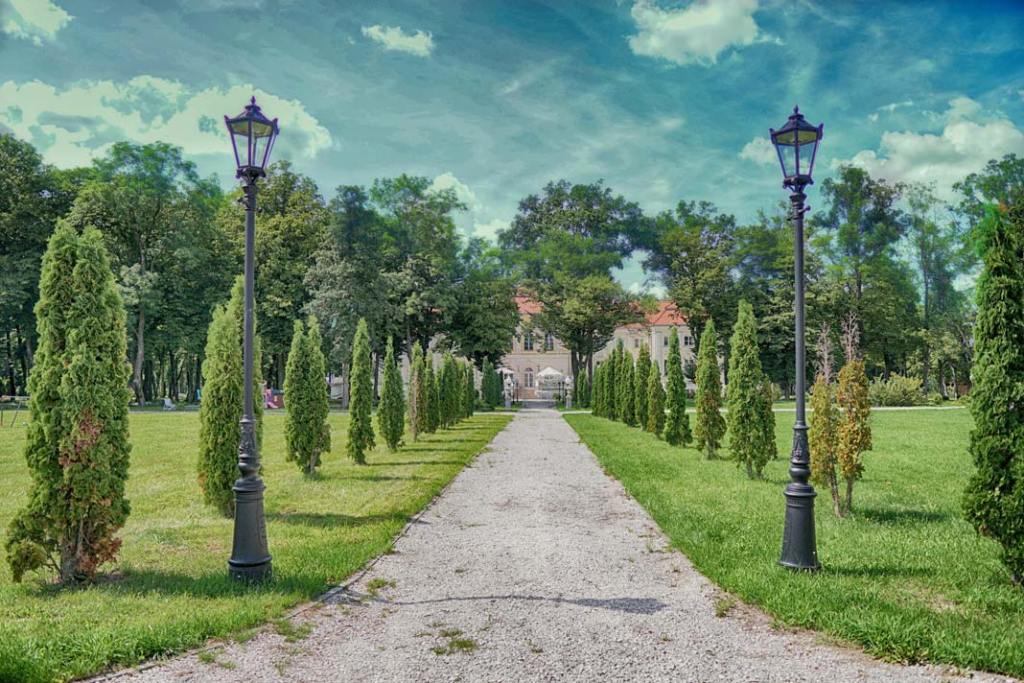 Klasyczne stylizowane latarnie najczęściej spotyka się w miejscach publicznych. Nic nie stoi jednak na przeszkodzie, aby oświetlały także prywatne posesje. Stylowa latarnia A1A 01L pochodzi z oferty firmy Art Metal.