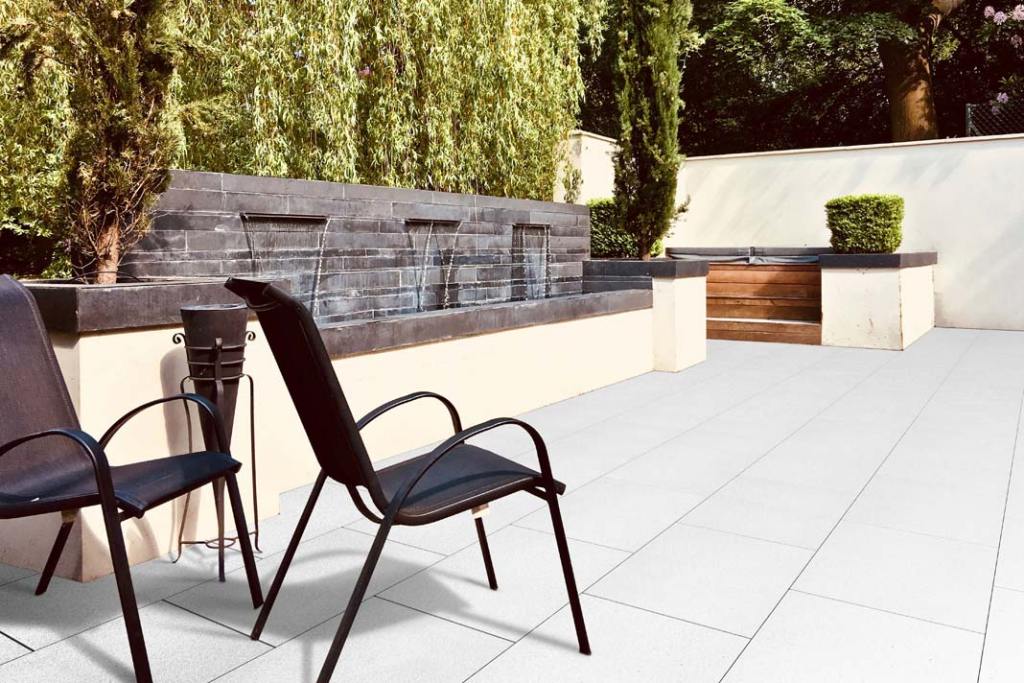 Wyjątkowy biały marmur, pochodzący ze Skandynawii jest esencją nawierzchni. Wykorzystana do ich produkcji mieszanka sprawia, że pod wpływem światła taras będzie pięknie się mienił.