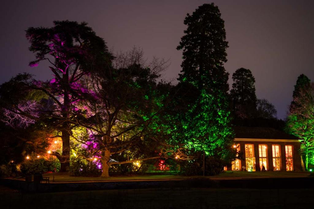 Iluminacja starej oranżerii robi ogromne wrażenie zwłaszcza wieczorami.