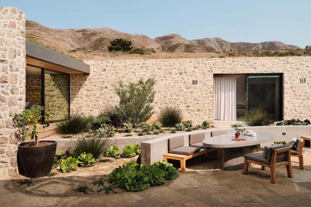 Poszczególne strefy w ogrodzie można wydzielić za pomocą murków. Ogród z pomysłem