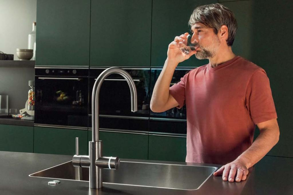 jak mieszkać zdrowo - zdrowa czysta woda z baterią Franke-Mythos-Water-Hub