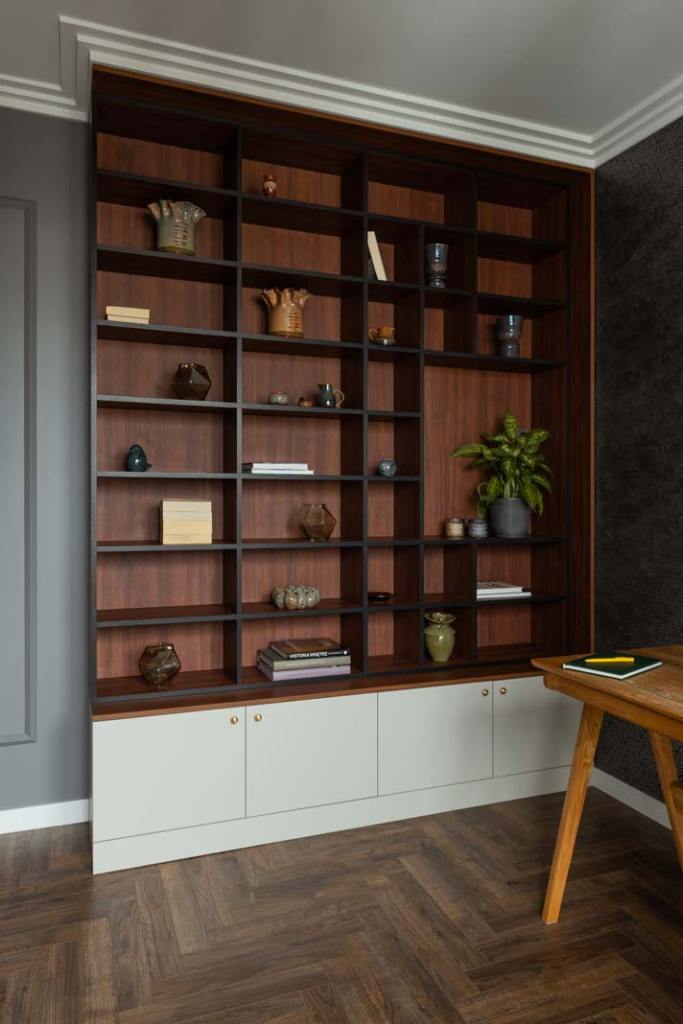 W gabinecie, według projektu pani Pauliny wykonano biblioteczkę z szafkami dolnymi.