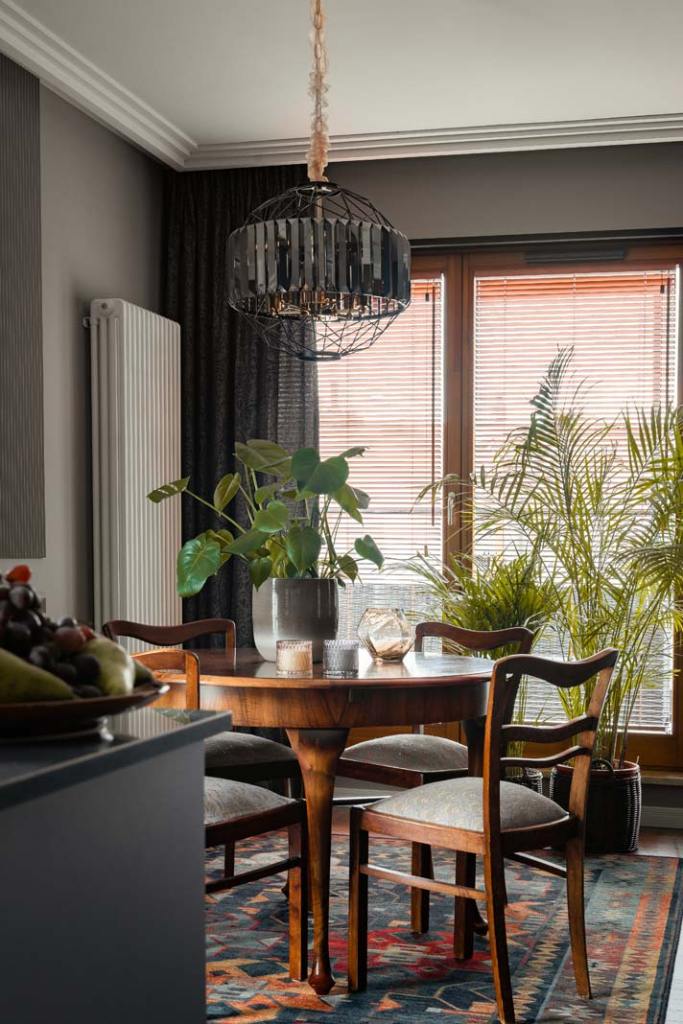 jadalnia-w-stylu-modern-classic okrągły stół i klasyczne krzesła