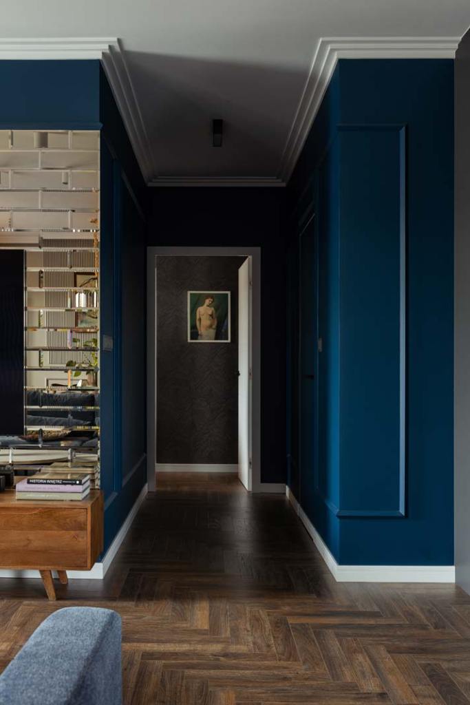 korytarz-w-ciemnych-kolorach