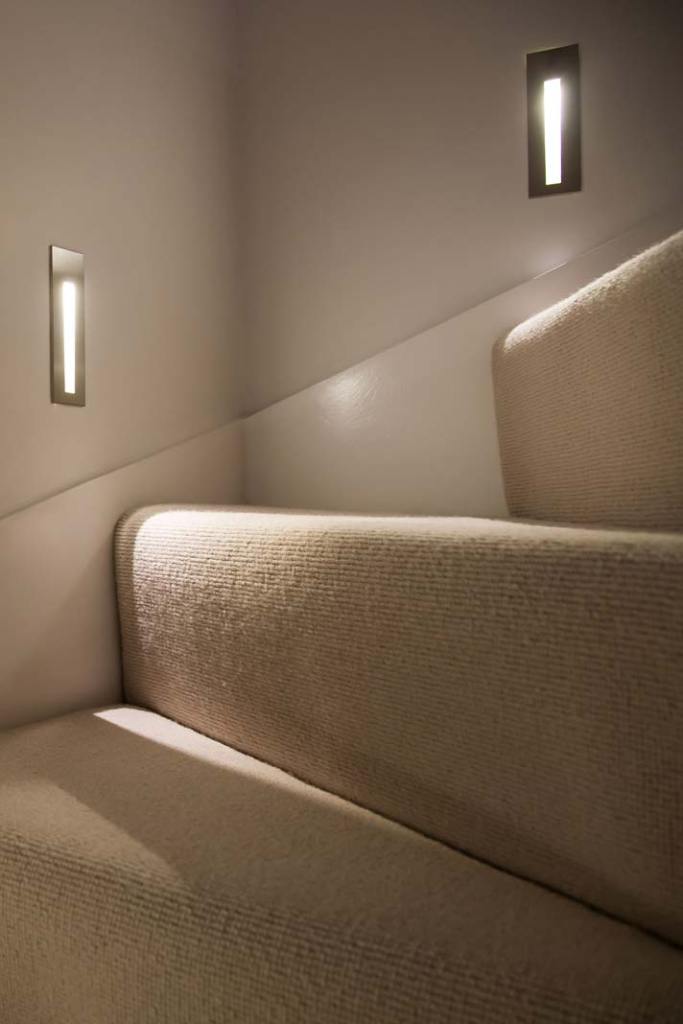 Lampy do zabudowy np. w ścianach, jak Borgo Astro z oferty Aurora Technika Świetlna, są niezastąpione do wyznaczania szlaków komunikacyjnych w domu