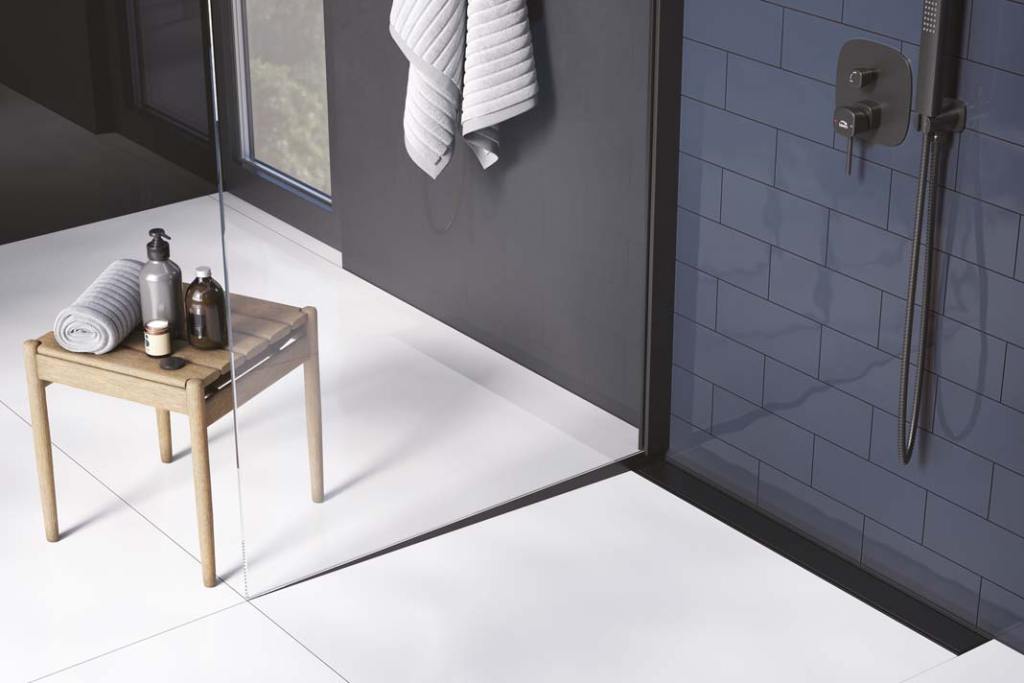 Szeroka gama kolorów odpływów liniowych pozwala dobrać model idealnie pasujący do aranżacji łazienki. Na zdjęciu: odpływ liniowy z serii Basso firmy Laveo w kolorze czarnym. Model ma odwracany ruszt (pod płytki podłogowe lub pełny).