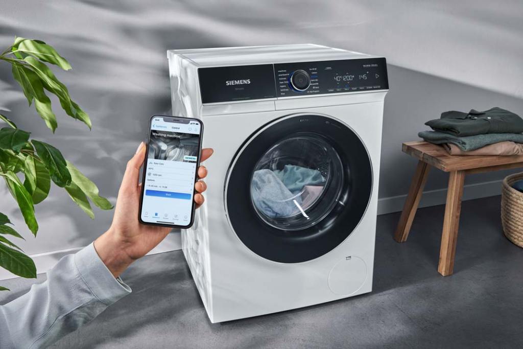 pralka iQ700 Siemens reaguje na indywidualne zachowania użytkowników, przekazując spersonalizowane wskazówki, jak w pełni korzystać z jej potencjału_ sztuczna inteligencja w domu