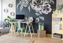 Pokój ucznia z pomysłem Drewniane skrzynki zamienione w regał nabiorą wyjątkowego charakteru dzięki emalii do drewna i metalu Dekoral Express Top w słomkowym odcieniu „Jak na lato”