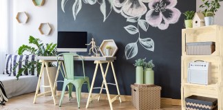 Drewniane skrzynki zamienione w regał nabiorą wyjątkowego charakteru dzięki emalii do drewna i metalu Dekoral Express Top w słomkowym odcieniu „Jak na lato”