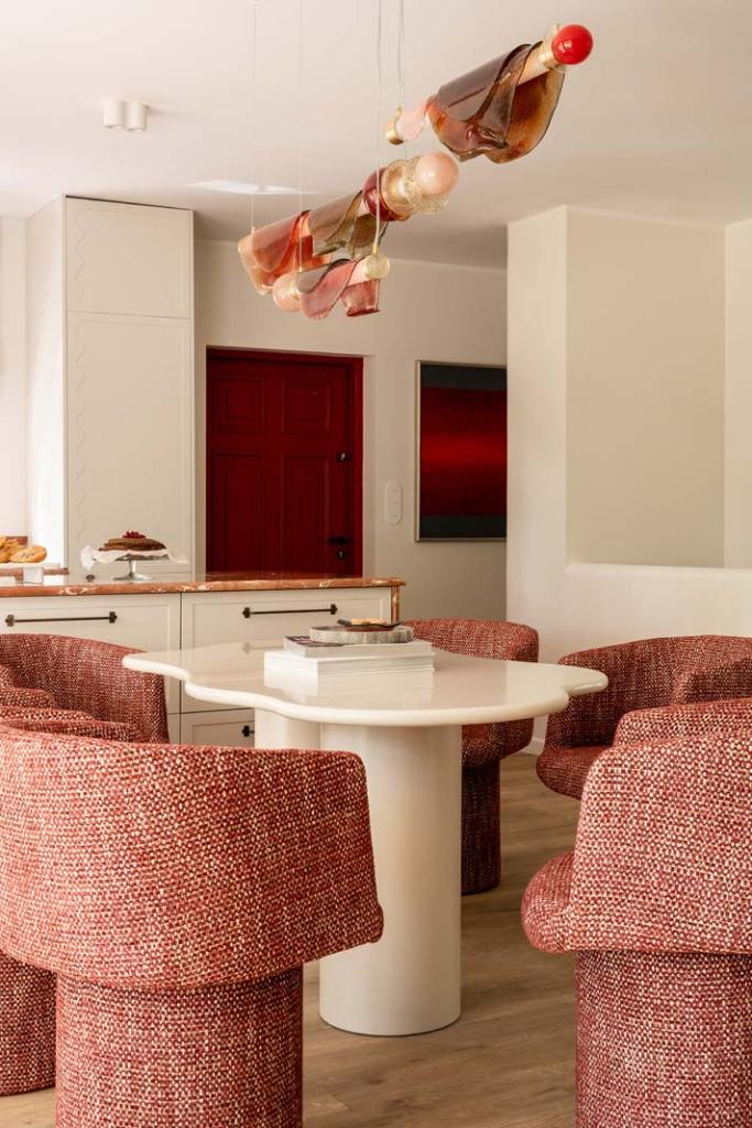 „Spływające zegary” w domu Soni Bohosiewicz. Szklana lampa Edyty Barańskiej w projekcie Oli Ziarek