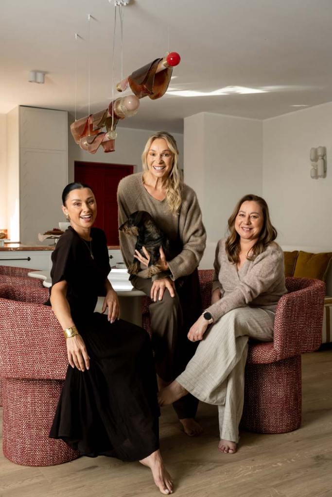 „Spływające zegary” w domu Soni Bohosiewicz. Szklana lampa Edyty Barańskiej w projekcie Oli Ziarek