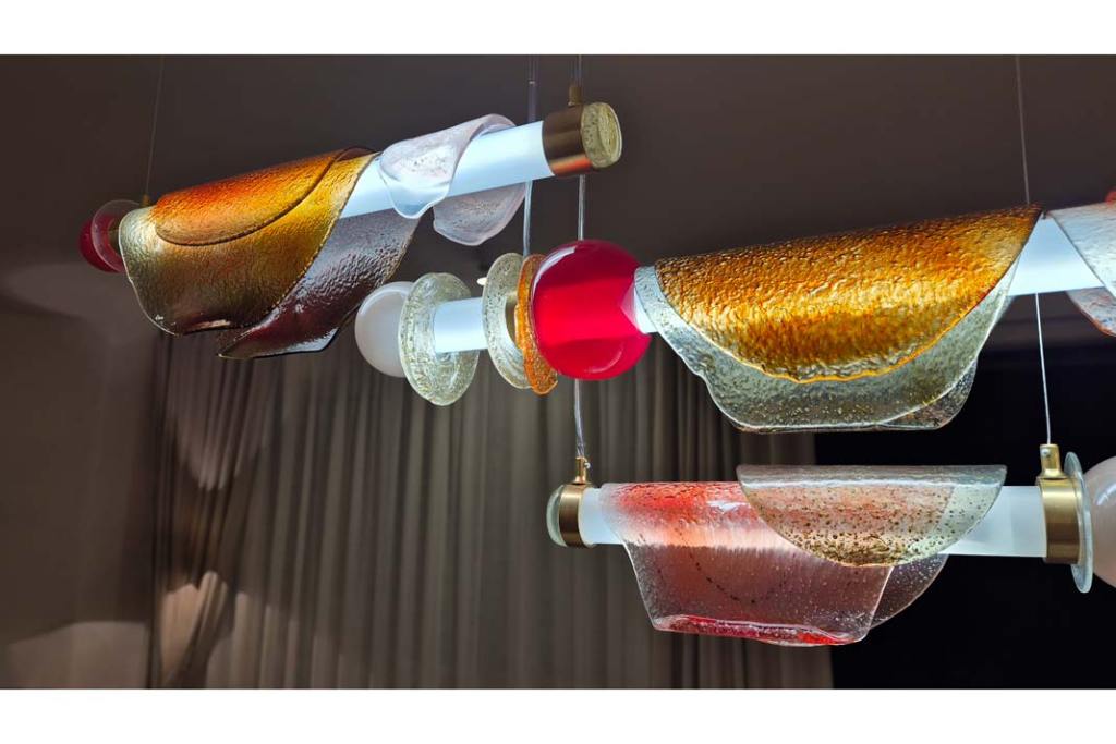 „Spływające zegary” w domu Soni Bohosiewicz. Szklana lampa Edyty Barańskiej w projekcie Oli Ziarek