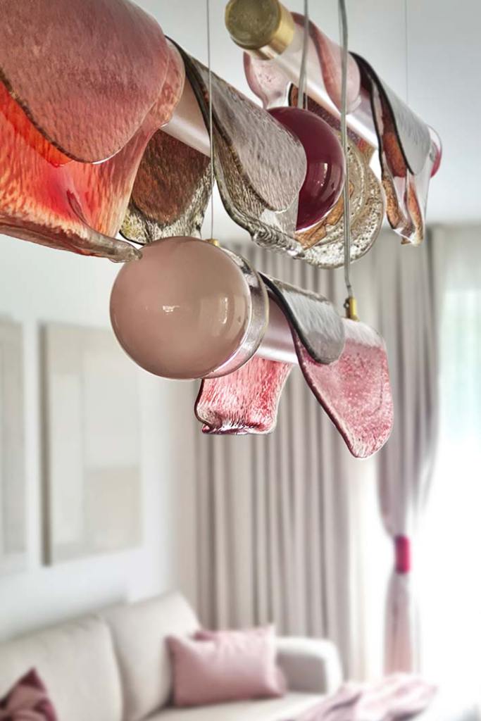 „Spływające zegary” w domu Soni Bohosiewicz. Szklana lampa Edyty Barańskiej w projekcie Oli Ziarek