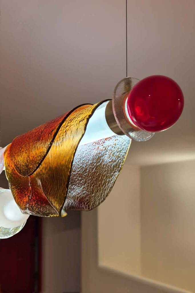 „Spływające zegary” w domu Soni Bohosiewicz. Szklana lampa Edyty Barańskiej w projekcie Oli Ziarek