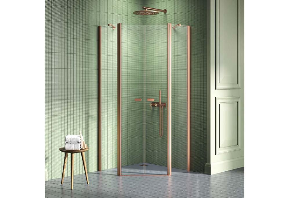 Jeden z najmodniejszych kolorów w łazience to miedź, najlepiej w szczotkowanym wykończeniu. Profile i inne akcesoria w tym odcieniu oferuje firma New Trendy. Prezentowana kabina New Soleo Copper Brushed to wersja pięciokątna z podwójnymi drzwiami, które można otwierać do środka i na zewnątrz. Ścianki wykonane są z hartowanego szkła o grubości 6 mm, które zabezpieczono powłoką ochronną Active Shield 2.0. drzwi do kabiny prysznicowej